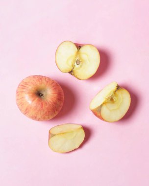 Taze kırmızı elmalar faydaları açısından zengindir. Elmalar C vitamini içerir. Elmalar lifli meyveleri içerir. Elmalar bir diyet programı çalıştırırken bir menü olarak uygundur. Elma maketi. Odak bulanıklığı.