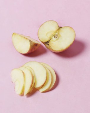 Taze kırmızı elmalar faydaları açısından zengindir. Elmalar C vitamini içerir. Elmalar lifli meyveleri içerir. Elmalar bir diyet programı çalıştırırken bir menü olarak uygundur. Elma maketi. Odak bulanıklığı.