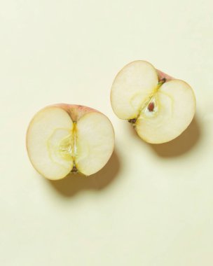 Taze kırmızı elmalar faydaları açısından zengindir. Elmalar C vitamini içerir. Elmalar lifli meyveleri içerir. Elmalar bir diyet programı çalıştırırken bir menü olarak uygundur. Elma maketi. Odak bulanıklığı.