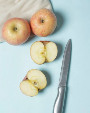 Taze kırmızı elmalar faydaları açısından zengindir. Elmalar C vitamini içerir. Elmalar lifli meyveleri içerir. Elmalar bir diyet programı çalıştırırken bir menü olarak uygundur. Elma maketi. Odak bulanıklığı.