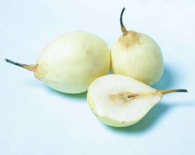 Kahvaltı menünüzü açmak için taze armutlar. Armutların tatlı ve taze bir tadı vardır ve lifleri de zengindir. Armutların mide sağlığını iyileştirmek için faydaları vardır ve antioksidan açısından zengindirler. Odak bulanıklığı.