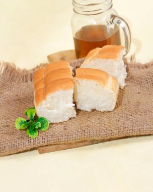 Ekmek zengin bir karbonhidrat kaynağıdır. Enerjinin artmasına ve doymanı sağlayabilir. Ekmek yeterli kalsiyum içeriğine sahiptir ve kemik sağlığını korumak için iyidir. Odak bulanıklığı.