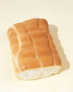 Ekmek zengin bir karbonhidrat kaynağıdır. Enerjinin artmasına ve doymanı sağlayabilir. Ekmek yeterli kalsiyum içeriğine sahiptir ve kemik sağlığını korumak için iyidir. Odak bulanıklığı.