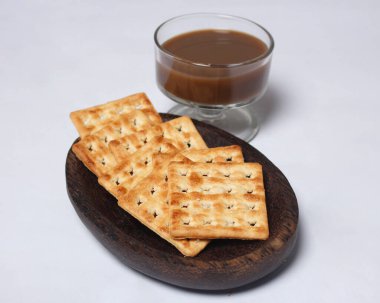 Roma bisküvileri kahveyle servis edilir. Rahatlamak için birebir. Buğdaydan yapılan yiyecekler hem açlığı geciktirebilir hem de sabah kahvaltısı için. 