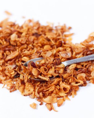 Bu kırmızı soğan genellikle çeşitli Endonezya yemeklerine serpiştirilmiş bir tat olarak kullanılan bir çeşnidir. Şekil orta kısımda yoğun biçimde şişmiş ve sonlarda da konik. odak bulanıklığı.