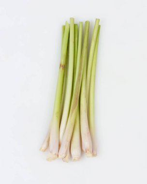 Lemongrass Cymbopogon citratus, çimen kabilesinin bir üyesidir. Yapraklar koparıldığında, belirgin aroması hemen yayılacak..