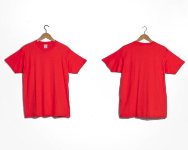 Beyaz arka planda asılı sade tişört. Boş tişört, marka resmi veya etiketiyle süslenmemiş bir tişört parçasıdır. Düz t-shirtler, ekran yazdırma aracı olarak kullanılabilir.
