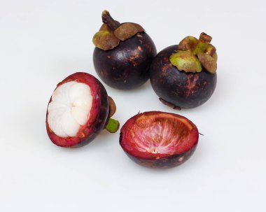 Mangosteen, Asya 'dan gelen tropikal bir meyvedir. Mangosteen 'in kendine özgü tatlı ve ekşi bir tadı vardır. Mangosteen 'in ayrıca sağlık için yararlı olan sayısız faydaları, özellikleri ve besin içeriği vardır..