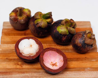 Mangosteen, Asya 'dan gelen tropikal bir meyvedir. Mangosteen 'in kendine özgü tatlı ve ekşi bir tadı vardır. Mangosteen 'in ayrıca sağlık için yararlı olan sayısız faydaları, özellikleri ve besin içeriği vardır..