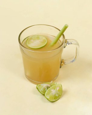 Sıcak zencefilli içecek popüler bir içecektir çünkü geceleri sıcak bir his verir. Zencefil, geleneksel tıp için sıklıkla baharat ve hammadde olarak kullanılan bir bitkidir..