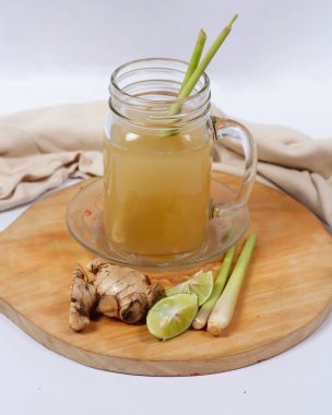 Sıcak zencefilli içecek popüler bir içecektir çünkü geceleri sıcak bir his verir. Zencefil, geleneksel tıp için sıklıkla baharat ve hammadde olarak kullanılan bir bitkidir..