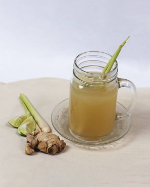 Sıcak zencefilli içecek popüler bir içecektir çünkü geceleri sıcak bir his verir. Zencefil, geleneksel tıp için sıklıkla baharat ve hammadde olarak kullanılan bir bitkidir..