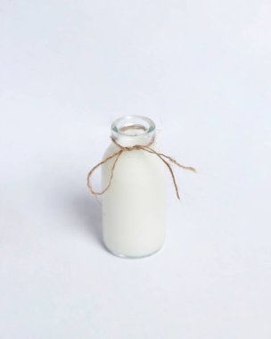 Ekmekle servis edilen beyaz süt içeceği sabahleyin kahvaltı için iyidir. Bu taze inek sütü tatlı tadının yanı sıra birçok besin içerir. Bardakta sıcak süt.