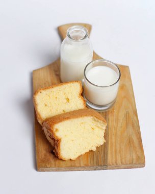 Ekmekle servis edilen beyaz süt içeceği sabahleyin kahvaltı için iyidir. Bu taze inek sütü tatlı tadının yanı sıra birçok besin içerir. Bardakta sıcak süt.