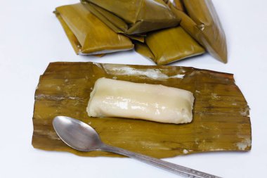 Nagasari genellikle muz yapraklarına sarılıp sonra buharla pişirilen yumuşak dokulu bir kektir. Unla sarılmış dilimlenmiş muzların birleşimi ağızda kendine özgü bir tat yaratır..