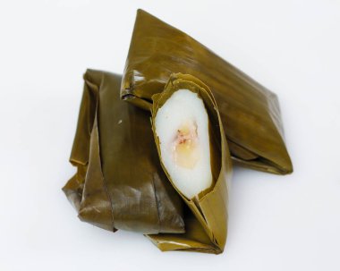 Nagasari genellikle muz yapraklarına sarılıp sonra buharla pişirilen yumuşak dokulu bir kektir. Unla sarılmış dilimlenmiş muzların birleşimi ağızda kendine özgü bir tat yaratır..