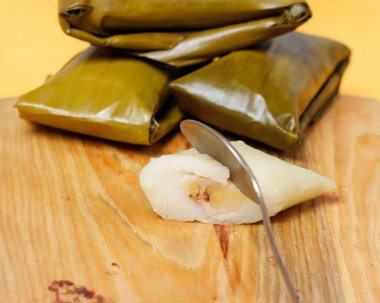 Nagasari genellikle muz yapraklarına sarılıp sonra buharla pişirilen yumuşak dokulu bir kektir. Unla sarılmış dilimlenmiş muzların birleşimi ağızda kendine özgü bir tat yaratır..