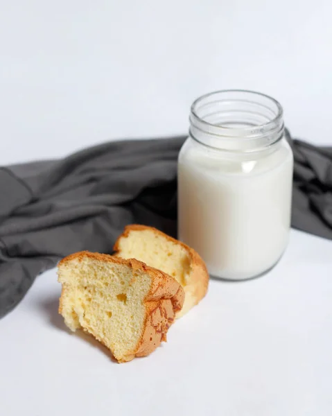 Белый Молочный Напиток Хлебом Хорош Завтрака Утрам Свежее Коровье Молоко — стоковое фото