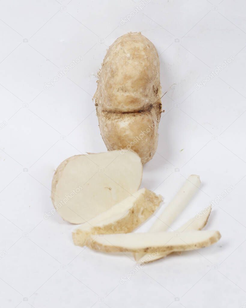 Jicama o ñame se conoce por sus tubérculos blancos que se pueden comer