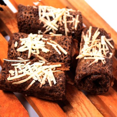 Rulo omlet Endonezya 'dan tipik bir yemektir. Bu tatlı aperatif genellikle çikolatalı muz ve rendelenmiş hindistan cevizi ile dolu bir krep olarak sınıflandırılabilir..