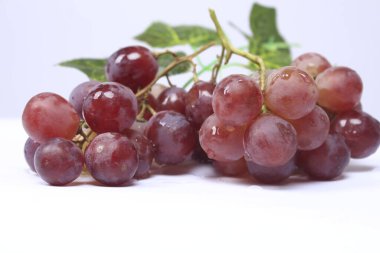 Üzümler, ağaç üzümünün meyveleridir. Üzümler çiğ yenebilir ya da şarap, meyve suyu ve reçel yapımında kullanılabilir. Üzümler farklı renklerde gelir; kırmızı, mor, beyaz. Fokus bulanıklığı.