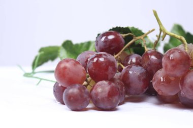 Üzümler, ağaç üzümünün meyveleridir. Üzümler çiğ yenebilir ya da şarap, meyve suyu ve reçel yapımında kullanılabilir. Üzümler farklı renklerde gelir; kırmızı, mor, beyaz. Fokus bulanıklığı.