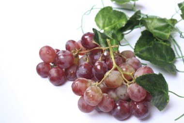 Üzümler, ağaç üzümünün meyveleridir. Üzümler çiğ yenebilir ya da şarap, meyve suyu ve reçel yapımında kullanılabilir. Üzümler farklı renklerde gelir; kırmızı, mor, beyaz. Fokus bulanıklığı.