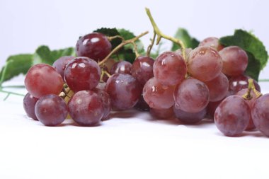 Üzümler, ağaç üzümünün meyveleridir. Üzümler çiğ yenebilir ya da şarap, meyve suyu ve reçel yapımında kullanılabilir. Üzümler farklı renklerde gelir; kırmızı, mor, beyaz. Fokus bulanıklığı.