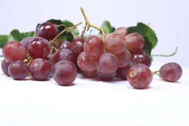 Üzümler, ağaç üzümünün meyveleridir. Üzümler çiğ yenebilir ya da şarap, meyve suyu ve reçel yapımında kullanılabilir. Üzümler farklı renklerde gelir; kırmızı, mor, beyaz. Fokus bulanıklığı.