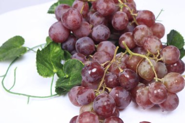 Üzümler, ağaç üzümünün meyveleridir. Üzümler çiğ yenebilir ya da şarap, meyve suyu ve reçel yapımında kullanılabilir. Üzümler farklı renklerde gelir; kırmızı, mor, beyaz. Fokus bulanıklığı.