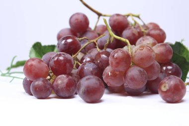 Üzümler, ağaç üzümünün meyveleridir. Üzümler çiğ yenebilir ya da şarap, meyve suyu ve reçel yapımında kullanılabilir. Üzümler farklı renklerde gelir; kırmızı, mor, beyaz. Fokus bulanıklığı.