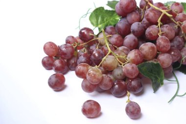 Üzümler, ağaç üzümünün meyveleridir. Üzümler çiğ yenebilir ya da şarap, meyve suyu ve reçel yapımında kullanılabilir. Üzümler farklı renklerde gelir; kırmızı, mor, beyaz. Fokus bulanıklığı.