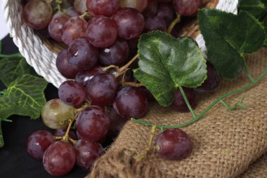 Üzümler, ağaç üzümünün meyveleridir. Üzümler çiğ yenebilir ya da şarap, meyve suyu ve reçel yapımında kullanılabilir. Üzümler farklı renklerde gelir; kırmızı, mor, beyaz. Fokus bulanıklığı.