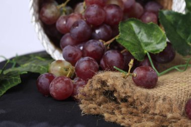 Üzümler, ağaç üzümünün meyveleridir. Üzümler çiğ yenebilir ya da şarap, meyve suyu ve reçel yapımında kullanılabilir. Üzümler farklı renklerde gelir; kırmızı, mor, beyaz. Fokus bulanıklığı.