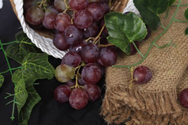 Üzümler, ağaç üzümünün meyveleridir. Üzümler çiğ yenebilir ya da şarap, meyve suyu ve reçel yapımında kullanılabilir. Üzümler farklı renklerde gelir; kırmızı, mor, beyaz. Fokus bulanıklığı.