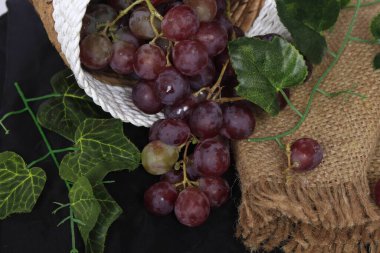 Üzümler, ağaç üzümünün meyveleridir. Üzümler çiğ yenebilir ya da şarap, meyve suyu ve reçel yapımında kullanılabilir. Üzümler farklı renklerde gelir; kırmızı, mor, beyaz. Fokus bulanıklığı.