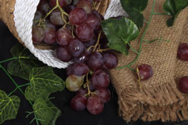 Üzümler, ağaç üzümünün meyveleridir. Üzümler çiğ yenebilir ya da şarap, meyve suyu ve reçel yapımında kullanılabilir. Üzümler farklı renklerde gelir; kırmızı, mor, beyaz. Fokus bulanıklığı.