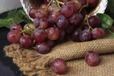 Üzümler, ağaç üzümünün meyveleridir. Üzümler çiğ yenebilir ya da şarap, meyve suyu ve reçel yapımında kullanılabilir. Üzümler farklı renklerde gelir; kırmızı, mor, beyaz. Fokus bulanıklığı.