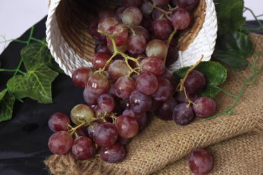 Üzümler, ağaç üzümünün meyveleridir. Üzümler çiğ yenebilir ya da şarap, meyve suyu ve reçel yapımında kullanılabilir. Üzümler farklı renklerde gelir; kırmızı, mor, beyaz. Fokus bulanıklığı.