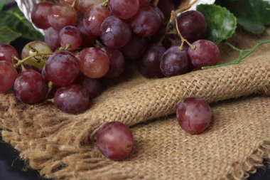 Üzümler, ağaç üzümünün meyveleridir. Üzümler çiğ yenebilir ya da şarap, meyve suyu ve reçel yapımında kullanılabilir. Üzümler farklı renklerde gelir; kırmızı, mor, beyaz. Fokus bulanıklığı.