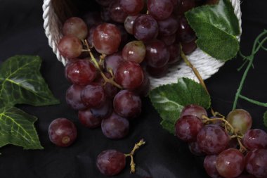 Üzümler, ağaç üzümünün meyveleridir. Üzümler çiğ yenebilir ya da şarap, meyve suyu ve reçel yapımında kullanılabilir. Üzümler farklı renklerde gelir; kırmızı, mor, beyaz. Fokus bulanıklığı.