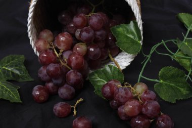 Üzümler, ağaç üzümünün meyveleridir. Üzümler çiğ yenebilir ya da şarap, meyve suyu ve reçel yapımında kullanılabilir. Üzümler farklı renklerde gelir; kırmızı, mor, beyaz. Fokus bulanıklığı.