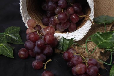 Üzümler, ağaç üzümünün meyveleridir. Üzümler çiğ yenebilir ya da şarap, meyve suyu ve reçel yapımında kullanılabilir. Üzümler farklı renklerde gelir; kırmızı, mor, beyaz. Fokus bulanıklığı.