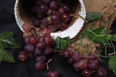 Üzümler, ağaç üzümünün meyveleridir. Üzümler çiğ yenebilir ya da şarap, meyve suyu ve reçel yapımında kullanılabilir. Üzümler farklı renklerde gelir; kırmızı, mor, beyaz. Fokus bulanıklığı.