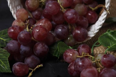 Üzümler, ağaç üzümünün meyveleridir. Üzümler çiğ yenebilir ya da şarap, meyve suyu ve reçel yapımında kullanılabilir. Üzümler farklı renklerde gelir; kırmızı, mor, beyaz. Fokus bulanıklığı.