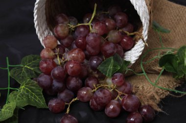 Üzümler, ağaç üzümünün meyveleridir. Üzümler çiğ yenebilir ya da şarap, meyve suyu ve reçel yapımında kullanılabilir. Üzümler farklı renklerde gelir; kırmızı, mor, beyaz. Fokus bulanıklığı.