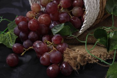 Üzümler, ağaç üzümünün meyveleridir. Üzümler çiğ yenebilir ya da şarap, meyve suyu ve reçel yapımında kullanılabilir. Üzümler farklı renklerde gelir; kırmızı, mor, beyaz. Fokus bulanıklığı.