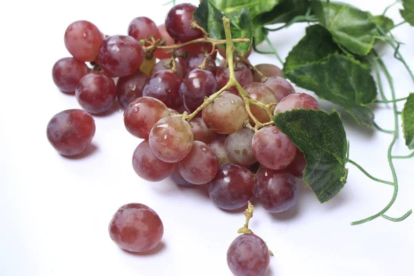 Üzümler, ağaç üzümünün meyveleridir. Üzümler çiğ yenebilir ya da şarap, meyve suyu ve reçel yapımında kullanılabilir. Üzümler farklı renklerde gelir; kırmızı, mor, beyaz. Fokus bulanıklığı.