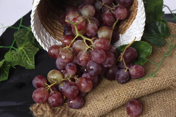 Üzümler, ağaç üzümünün meyveleridir. Üzümler çiğ yenebilir ya da şarap, meyve suyu ve reçel yapımında kullanılabilir. Üzümler farklı renklerde gelir; kırmızı, mor, beyaz. Fokus bulanıklığı.