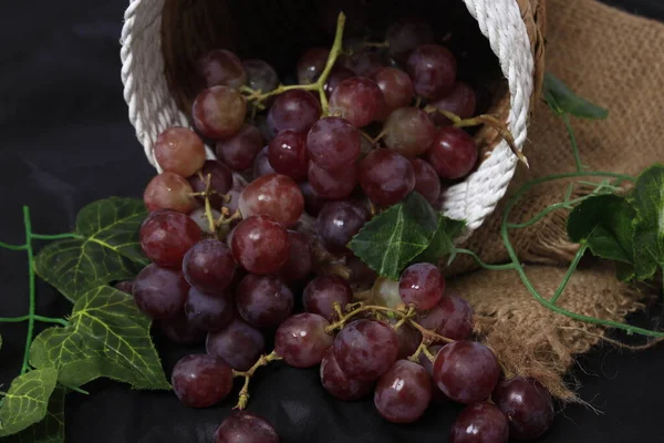 Üzümler, ağaç üzümünün meyveleridir. Üzümler çiğ yenebilir ya da şarap, meyve suyu ve reçel yapımında kullanılabilir. Üzümler farklı renklerde gelir; kırmızı, mor, beyaz. Fokus bulanıklığı.